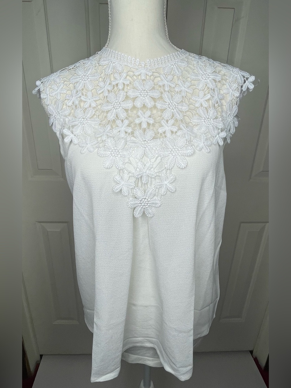 Women's White Floral Lace Yoke Sleeveless Camisole